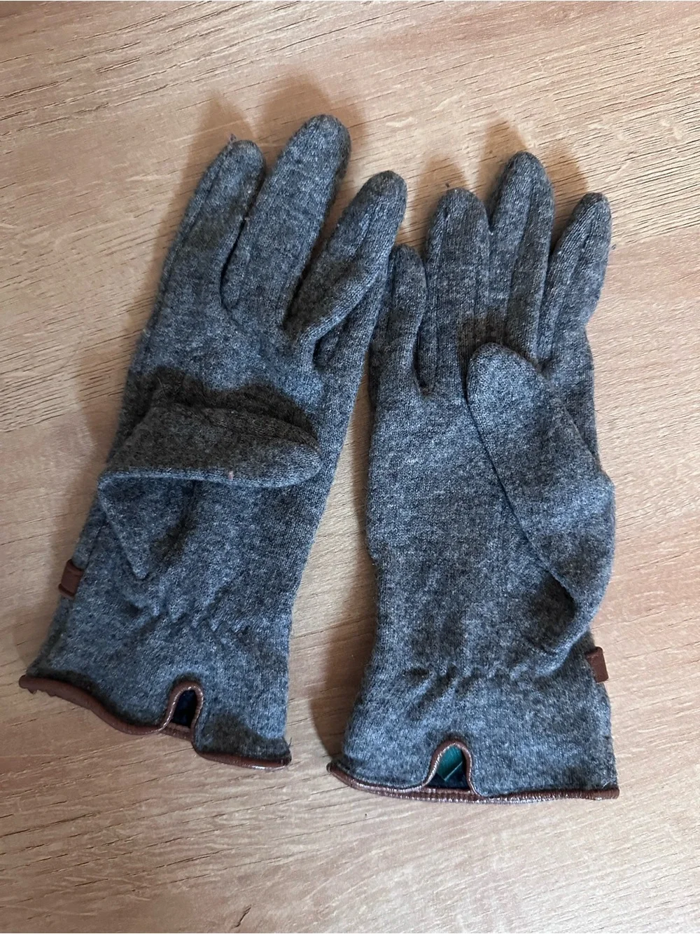 LAUREN by RL Gray Wool Blend Gloves with Brown Buckle Detail